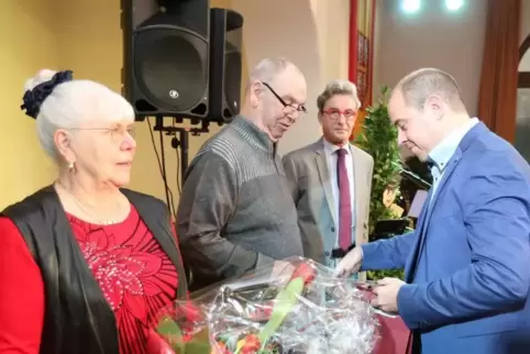 Der Erste Beigeordnete Stefan Rüdiger (FWG) (rechts) ehrte die ehemaligen Ratsmitglieder Gertrud Schwab, Peter Boßmann und Wolfg