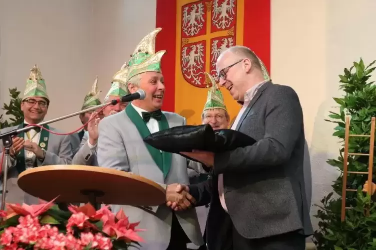 Schl&uuml;ssel&uuml;bergabe vom B&uuml;rgermeister Gunther Schneider (rechts) an den Altb&uuml;rgermeister Frank Dennhardt mit Narrenkappe der Gogel