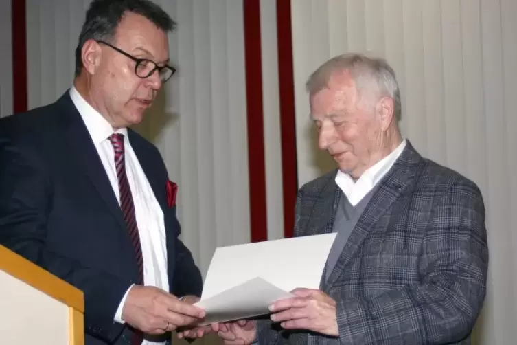 Der Ehrenbrief gehört zum Maxdorfer Neujahrsempfang dazu. Bürgermeister Paul Poje überreicht ihn an Josef Fuchs aus Birkenheide.