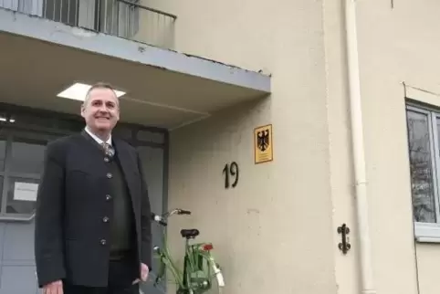 Außenstellen-Leiter Tilman Kennel vor Haus 19: Das frühere Kasernengebäude ist saniert worden.
