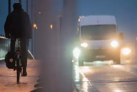 Ein Radler fährt im Feierabendverkehr über die Mainzer Theodor-Heuss-Brücke, die Hessen und Rheinland-Pfalz miteinander verbinde