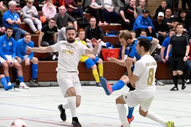 Kevin Rose schießt im Viertelfinale das 1:0 für den SC Hauenstein II gegen den FK Clausen. Links Ex-SCH-Spieler Sener Serif Oglo