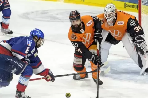 Adler Tim Stützle wird von Dominic Bittner gestoppt. Dahinter der Wolfsburger Torwart Chet Pickard. 