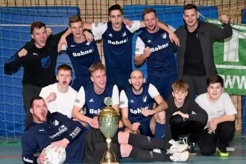 Das Siegerteam des SV Hochstellerhof mit seinen jungen Fans: (stehend von links) Trainer Yannick Drews, Nicolas Reich, Elias Bou