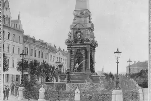 Der Monumentalbrunnen auf dem Ludwigsplatz.