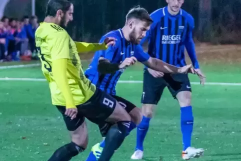 Spitzenspiel: Marvin Sprengling (Mitte) spielt mit Speyer in Morlautern.