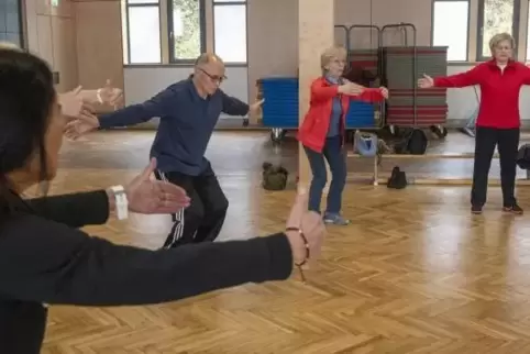 Runter mit dem Po: Bärbel Cappel-Mai (links) beim Training mit den Senioren.