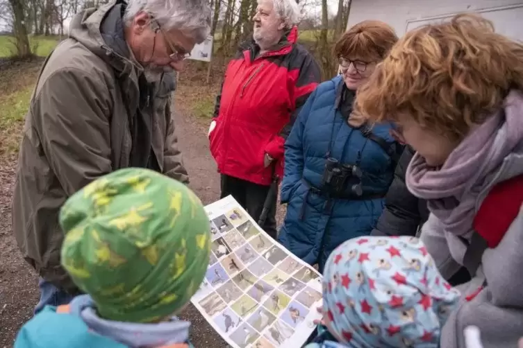 Kinder und Erwachsene sind von den Erkl&auml;rungen von Vogelexperte Peter Schmidt fasziniert.