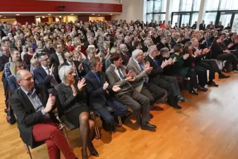 Die Stühle reichten nicht aus. Einige Gäste mussten sich mit Stehplätzen begnügen.