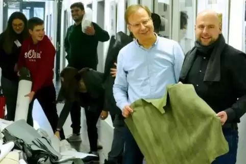 Leder für die Schuhfachschule: links im blauen Hemd Stephan Seidenschnur, Deutsche Schuhfachschule , rechts neben ihm Pascal Biß