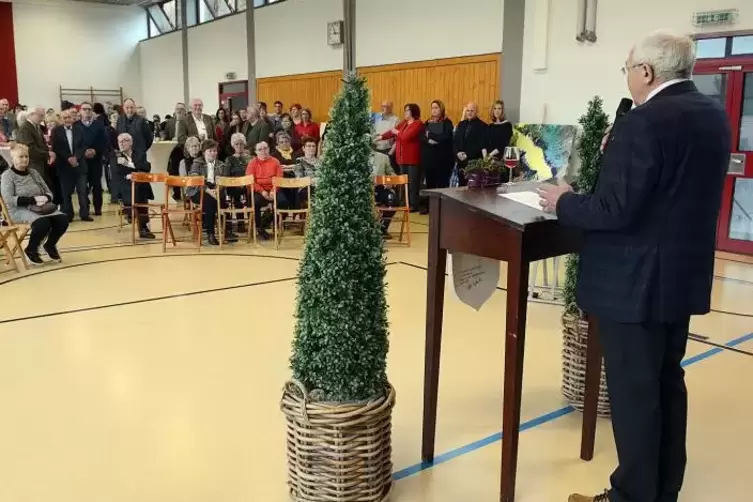 Statt ins Protestantische Gemeindehaus hatte Stadtchef Ralf Beisiegel zum Neujahrsempfang in der Sporthalle der Grundschule gebe