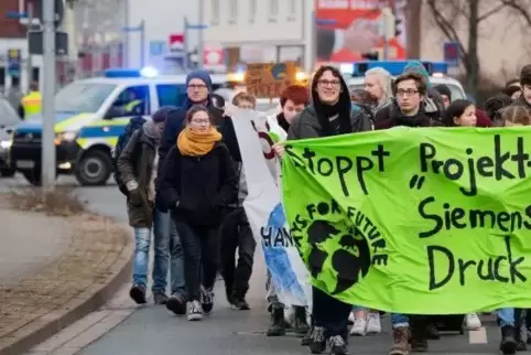 Aktivisten von Fridays for Future demonstrieren vor einem Siemens-Standort bei Hannover gegen die umstrittene Lieferung von Tech