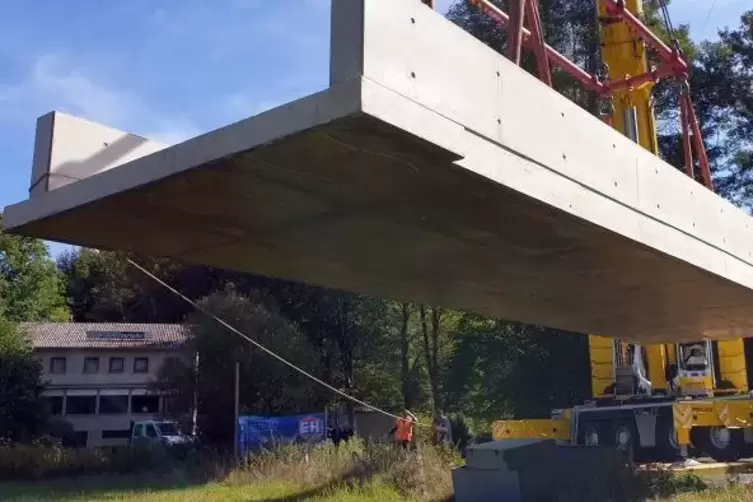 Ein 58 Tonnen schweres Fertigteil wurde im September zur Sanierung der Brücke ander Kirrberger Emilienruhe installiert. 2020 sol