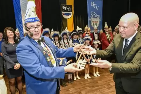 Michael Müller, Bürgermeister von Bobenheim-Roxheim (rechts im Bild), muss Stefan Köglmeier vom BCV den symbolischen Rathausschl