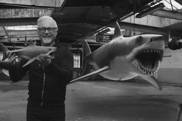 Filmer aus Leidenschaft: Karl-Heinz Christmann zeigt Modelle des berühmten Weißen Hais. Der führte ihn auf seinen beruflichen We