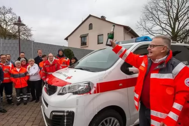 Von Clemens Bengert getauft: das neue Einsatzfahrzeug des DRK-Ortsvereins der VG Römerberg-Dudenhofen.
