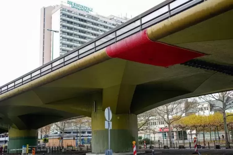 Seit 22. August gesperrt, seit 22. November als einsturzgef&auml;hrdet eingestuft: der Abschnitt Pilzhochstra&szlig;e der Hochstra&szlig;e S&uuml;d (B