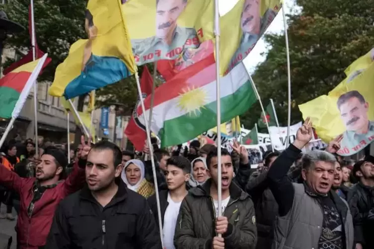 Kurden protestieren regelmäßig gegen die 1999 erfolgte Verhaftung des PKK-Führers Abdullah Öcalan. Dessen Porträt ist auf den Fa