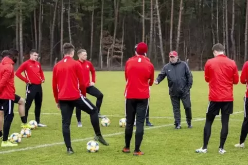 Trainingsauftakt der U21 des 1. FCK am Montag im Sportpark Rote Teufel: Trainer Hans Werner Moser und seine Spieler.