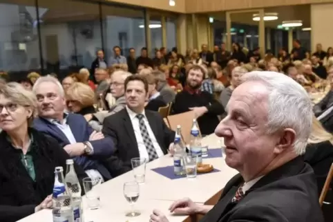 VG-Bürgermeister Frank Rüttger (Dritter von links) sprach Grußworte beim Neujahrsempfang in der Festhalle und sicherte Ortschef 