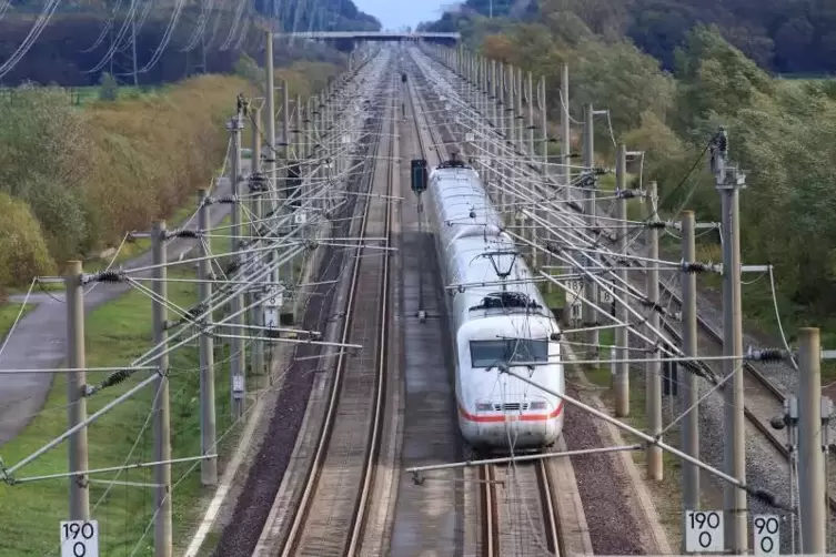 Neben der Schnellstrecke von Wolfsburg nach Berlin verläuft (auf dem Bild rechts) das Gleis der Lehrter Bahn.