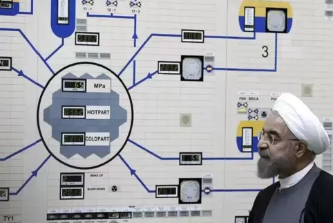 Irans Präsident Hassan Ruhani bei einem Besuch des Atomkraftwerks Buschehr Anfang 2015. Ein halbes Jahr später unterschrieb Tehe