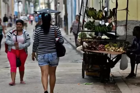 Ein Obst- und Gemüseverkäufer in Havanna. Viele Nahrungsmittel und andere Produkte sind auf Kuba wieder knapp.