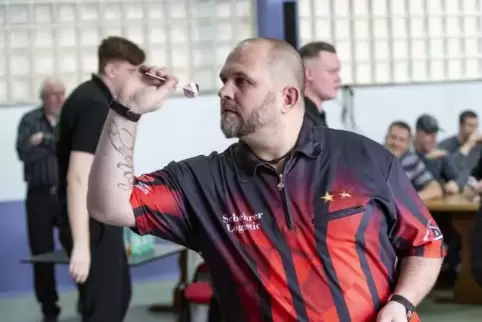 Mit Pfeil und festem Blick auf die Dartscheibe: Dirk Becker (DV Kaiserslautern) gewann sein Einzel gegen den DC Nostra Dart Mus.