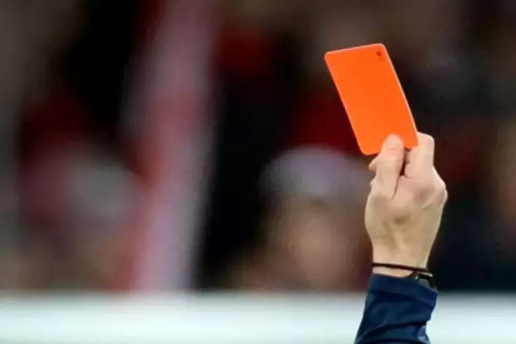 Der Spieler sah die Rote Karte, weil er dem Schiedsrichter ein Trikot auf den Kopf gelegt hatte.