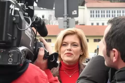 Klöckner beim Eintreffen vor dem Neustadter Saalbau.