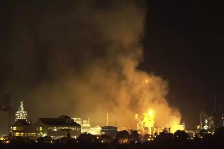 Nach einer Explosion stand am Dienstagabend eine Produktionsanlage in einem Chemiepark in Tarragona in Flammen.