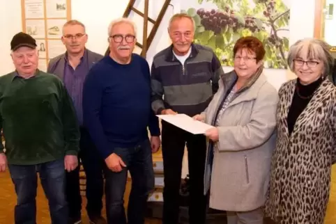 Bei der Übergabe der Spende (von links): Rudi Hettrich, Volker Zimmer, Kurt Böhnlein, Peter Müller, Hildegard Marx und Marianne 