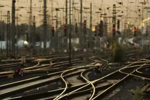 Im deutschen Schienennetz gibt es einen erheblichen Erneuerungsbedarf abzuarbeiten. Dafür stehen nun zwar mehr Mittel bereit, di