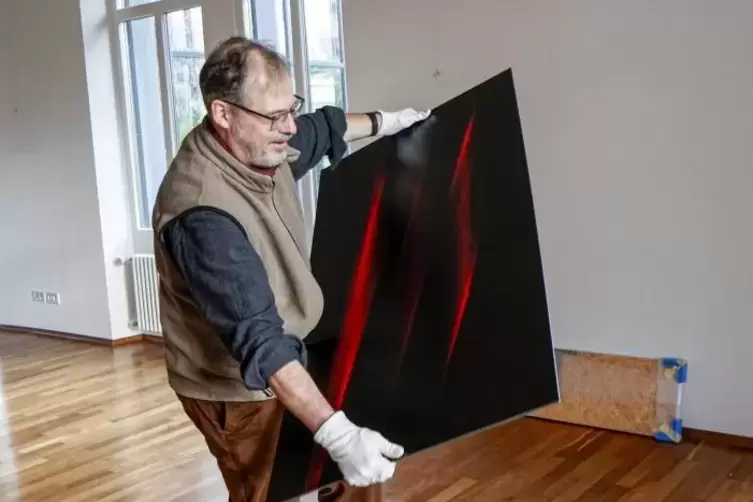 Sein Geld verdient Lothar Eder als Psychologe. Hier beim Ausstellungsaufbau im Kunsthaus.