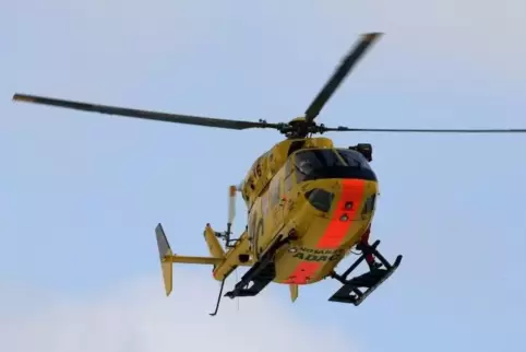 Der schwer verletzte Motorradfahrer wurde mit einem Rettungshubschrauber ins Krankenhaus geflogen. 