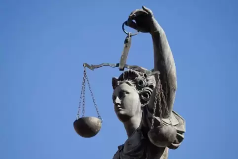 In dem Prozess geht es um die Frage, ob der 30-Jährige dauerhaft in die Psychiatrie muss.