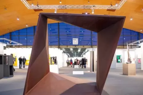Skulpturen sollen bei der Art Karlsruhe zwischen den Ständen wieder für eine lichte Architektur sorgen wie hier 2019 eine Arbeit