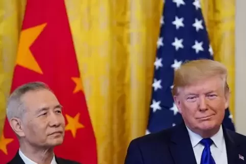 Erleichtert über das vorläufige Abkommen: Chinas Vizepremier Liu He und US-Präsident Donald Trump am Mittwoch im Weißen Haus.