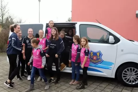 Raus aus dem Wagen, rein in die Halle: Handballerinnen begrüßen ihren neuen Transporter.