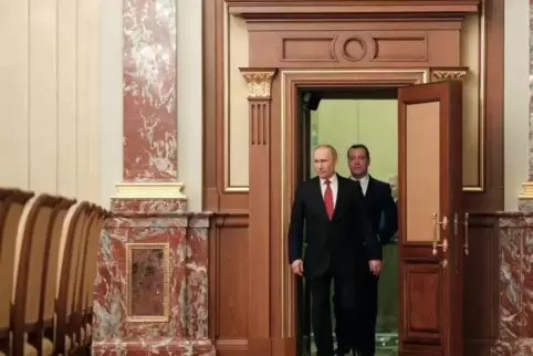 Erst kommt Präsident Wladimir Putin, dann der Noch-Premier Dmitri Medwedjew: Das Foto zu Beginn der Pressekonferenz hat Symbolch