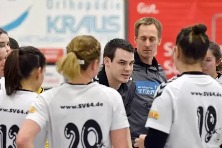 SV-Trainer Rüdiger Lydorf (Dritter von links) in der Auszeit mit Mannschaft.