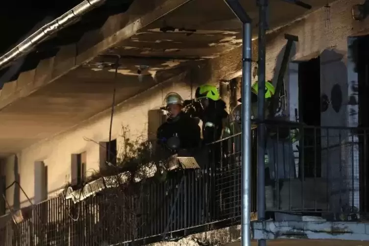 Zwei Wohnungen im ersten Stock sind ausgebrannt.