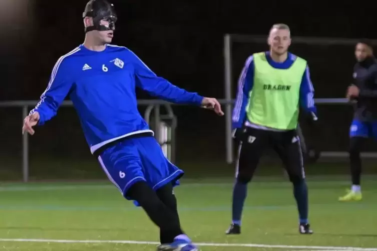 Spielt von nun an voraussichtlich ein Jahr lang mit Schutzmaske Fußball: FKP-Innenverteidiger Yannick Grieß, hier beim Trainings