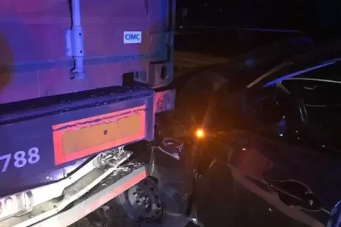 Das Auto der wurde total beschädigt. 