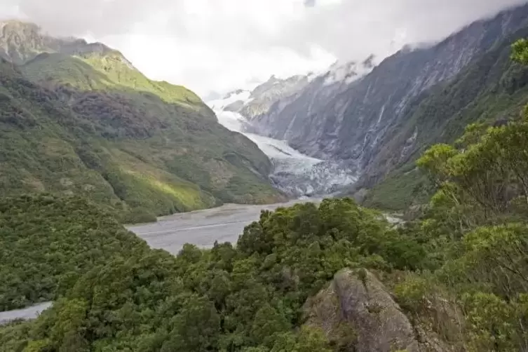 Gletscher im GrünenWenn Regenwald auf ewiges Eis trifft: der Franz-Josef-Gletscher in den Südlichen Alpen in Neuseeland. Den Gle