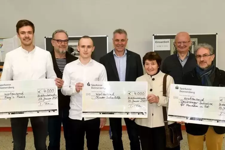 Glücklich über die Spende: Die Vertreter der drei Hilfsorganisationen sowie die Schulvertretung des Nordpfalzgymnasiums.