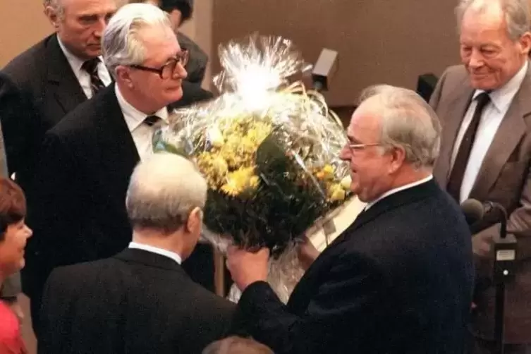 Helmut Kohl erhielt nach seiner Wahl im Bundestag am 17. Januar 1991 Blumen. Zu den Gratulanten gehörten der damalige SPD-Vorsit