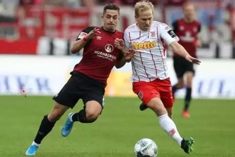Neu beim FCK: Linksverteidiger Alexander Nandzik, hier rechts im Trikot von Jahn Regensburg. Links Nürnbergs Nikola Dovedan. 
