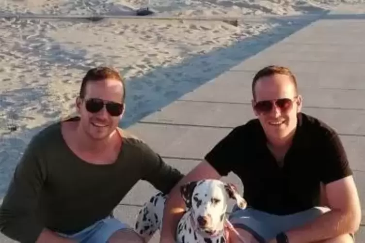 Christopher Arreche (rechts) mit seinem Hund und Zwillingsbruder Steffen beim gemeinsamen Urlaub in den Niederlanden.