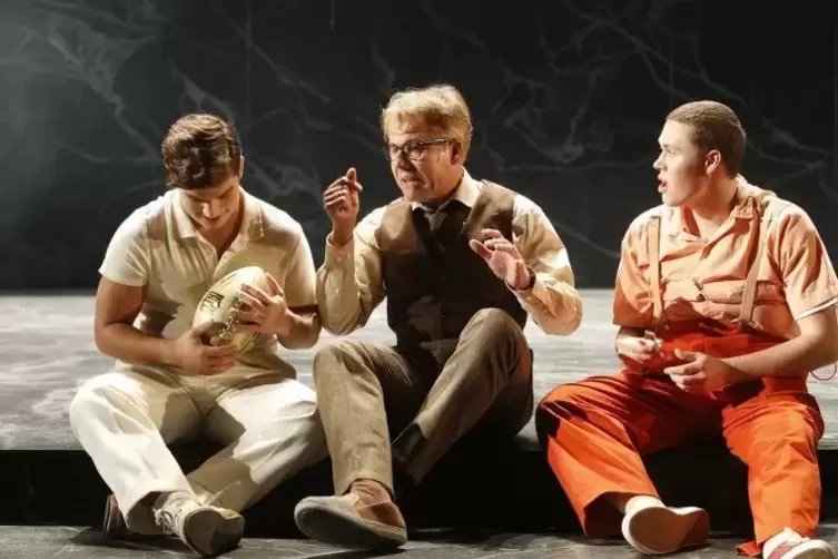 Mit seiner Inszenierung des &bdquo;Tods eines Handlungsreisenden&ldquo; ? im Bild von links Liam R&ouml;dler, Rainer Furch und Franz Seeliger ? h